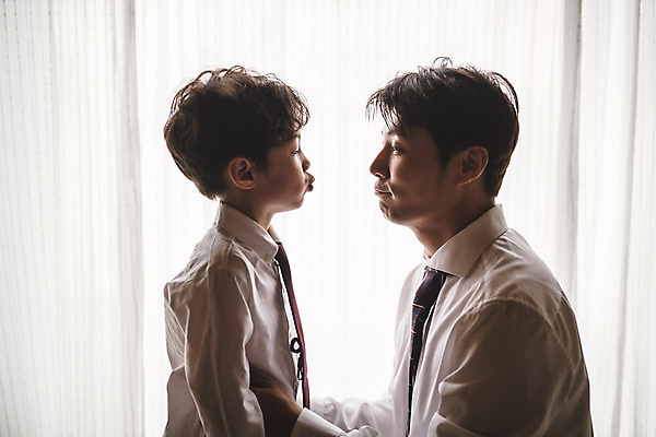 포토 JPG 남자 아들 어린이 40대 중년 셔츠 가족 넥타이 키스 실내 서기 미소 사람 앉기 정장 상반신 두명 일상 옆모습 마주보기 한국인 가족라이프 아빠 즐거움 인천 부자지간 남자만 국내포토 라이프스타일 잡화 옷 감정 뷰포인트 상의 관계 모션 한국 표정 동양인 성인 내부 라이프 애정표현 파일형식 아시아 인종 생활 표현 나라