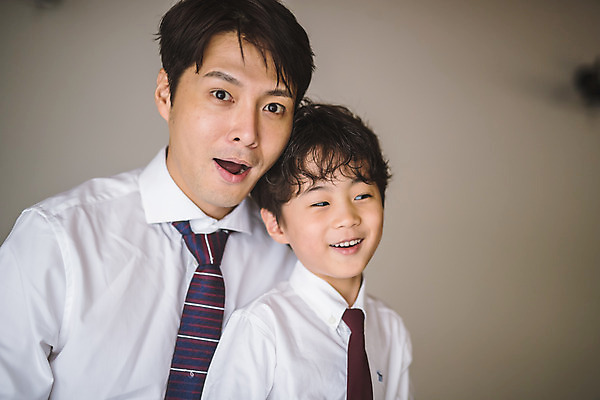 포토 JPG 남자 아들 어린이 40대 중년 셔츠 장난 가족 넥타이 실내 웃음 사람 앉기 정장 상반신 두명 일상 앞모습 놀람 한국인 가족라이프 아빠 즐거움 인천 부자지간 남자만 국내포토 라이프스타일 잡화 옷 감정 뷰포인트 상의 관계 모션 한국 표정 동양인 성인 내부 라이프 파일형식