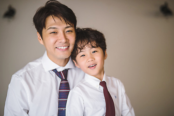 포토 JPG 응시 남자 아들 어린이 40대 중년 셔츠 가족 넥타이 실내 미소 사람 앉기 정장 상반신 두명 일상 앞모습 기댐 한국인 가족라이프 아빠 즐거움 인천 부자지간 남자만 국내포토 라이프스타일 시선 잡화 옷 감정 뷰포인트 상의 관계 모션 한국 표정 동양인 성인 내부 라이프 파일형식