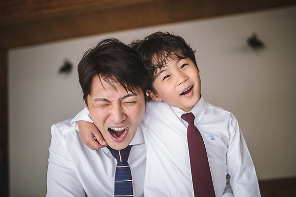 포토 JPG 응시 남자 아들 어린이 로우앵글 40대 중년 셔츠 장난 가족 어깨동무 넥타이 실내 미소 사람 앉기 정장 상반신 두명 일상 앞모습 한국인 가족라이프 아빠 즐거움 인천 부자지간 남자만 국내포토 라이프스타일 시선 잡화 옷 감정 뷰포인트 포즈 상의 관계 모션 한국 표정 동양인 성인 내부 라이프 파일형식