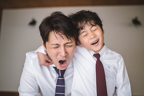 포토 JPG 남자 아들 어린이 로우앵글 40대 중년 셔츠 장난 가족 어깨동무 넥타이 실내 미소 사람 정장 상반신 두명 일상 앞모습 눈감음 한국인 가족라이프 찡그림 아빠 즐거움 인천 부자지간 남자만 국내포토 라이프스타일 잡화 옷 감정 뷰포인트 포즈 상의 관계 모션 한국 표정 동양인 성인 내부 라이프 파일형식