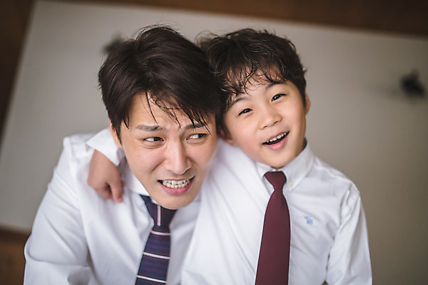 포토 JPG 남자 아들 어린이 로우앵글 40대 중년 셔츠 장난 가족 어깨동무 넥타이 실내 사람 앉기 정장 상반신 두명 일상 앞모습 한국인 가족라이프 찡그림 아빠 즐거움 인천 부자지간 남자만 국내포토 라이프스타일 잡화 옷 감정 뷰포인트 포즈 상의 관계 모션 한국 표정 동양인 성인 내부 라이프 파일형식