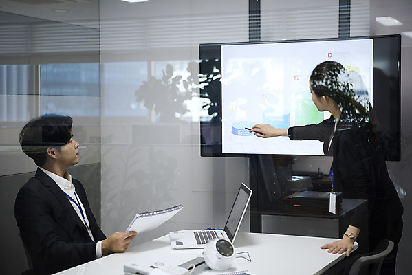 포토 JPG 여자 남자 회의 그래프 실내 대화 서기 앉기 상반신 20대 성인 두명 옆모습 비즈니스라이프 사무실 한국인 비즈니스맨 비즈니스우먼 발표 동료 회의실 성인만 국내포토 라이프스타일 뷰포인트 비즈니스 관계 모션 말하기 사람 동양인 청년 내부 직장인 파일형식