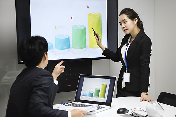 포토 JPG 여자 남자 회의 실내 대화 서기 앉기 상반신 20대 성인 두명 옆모습 비즈니스라이프 노트북 사무실 한국인 가리킴 비즈니스맨 비즈니스우먼 발표 동료 회의실 성인만 국내포토 라이프스타일 뷰포인트 비즈니스 관계 모션 말하기 사람 동양인 손짓 청년 내부 전자제품 직장인 파일형식