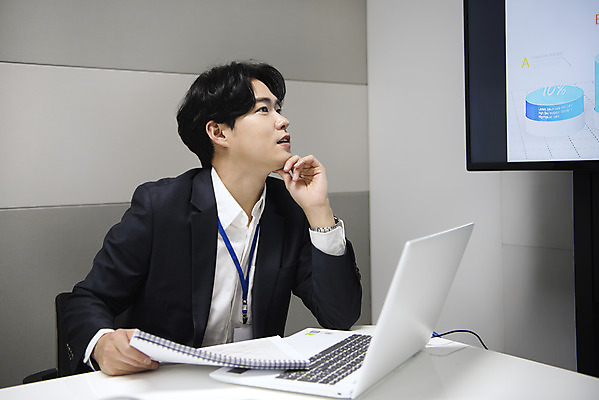 포토 JPG 응시 남자 회의 그래프 실내 대화 한명 앉기 상반신 20대 성인 앞모습 비즈니스라이프 노트북 사무실 턱괴기 한국인 비즈니스맨 발표 회의실 성인남자한명만 국내포토 1 라이프스타일 시선 뷰포인트 비즈니스 모션 말하기 사람 동양인 청년 내부 전자제품 직장인 남자한명만 성인남자만 파일형식