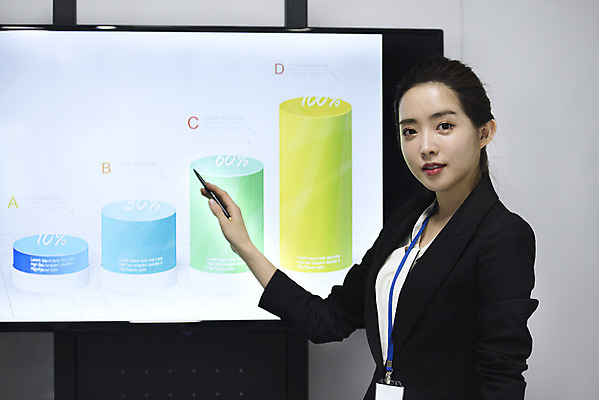 포토 JPG 여자 회의 그래프 실내 한명 서기 상반신 20대 성인 옆모습 비즈니스라이프 사무실 한국인 가리킴 비즈니스우먼 발표 회의실 성인여자한명만 국내포토 1 라이프스타일 뷰포인트 비즈니스 모션 사람 동양인 손짓 청년 내부 직장인 여자한명만 성인여자만 파일형식