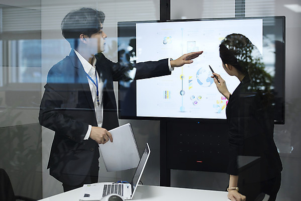 포토 JPG 응시 여자 남자 회의 실내 대화 서기 상반신 20대 성인 두명 옆모습 비즈니스라이프 사무실 한국인 가리킴 비즈니스맨 비즈니스우먼 발표 동료 회의실 성인만 국내포토 라이프스타일 시선 뷰포인트 비즈니스 관계 모션 말하기 사람 동양인 손짓 청년 내부 직장인 파일형식