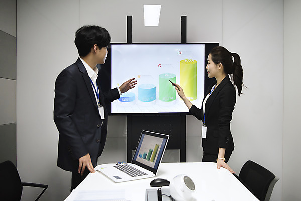 포토 JPG 응시 여자 남자 회의 실내 대화 서기 상반신 20대 성인 두명 옆모습 비즈니스라이프 사무실 한국인 가리킴 비즈니스맨 비즈니스우먼 발표 동료 회의실 성인만 국내포토 라이프스타일 시선 뷰포인트 비즈니스 관계 모션 말하기 사람 동양인 손짓 청년 내부 직장인 파일형식