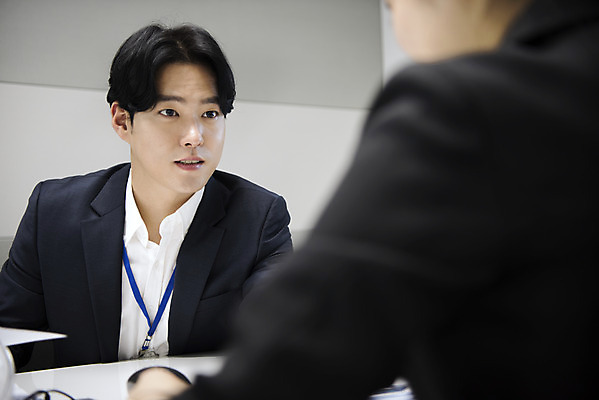 포토 JPG 여자 남자 회의 실내 대화 앉기 상반신 20대 성인 두명 앞모습 뒷모습 아웃포커스 비즈니스라이프 사무실 한국인 비즈니스맨 비즈니스우먼 발표 동료 회의실 성인만 국내포토 라이프스타일 뷰포인트 비즈니스 관계 모션 촬영기법 말하기 사람 동양인 청년 내부 직장인 파일형식