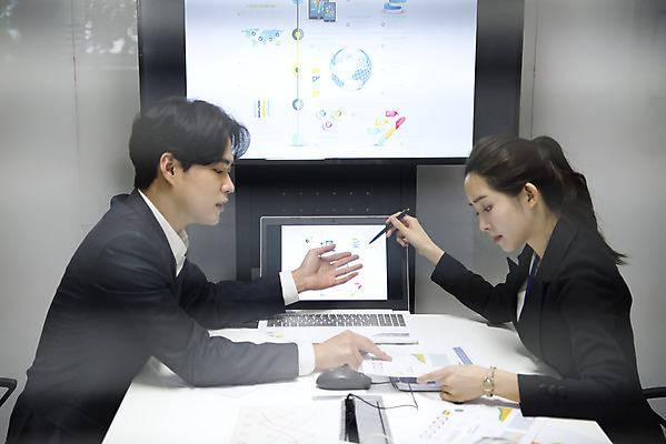 포토 JPG 여자 남자 회의 실내 대화 앉기 상반신 20대 성인 두명 옆모습 비즈니스라이프 노트북 사무실 자료 한국인 가리킴 비즈니스맨 비즈니스우먼 발표 동료 회의실 성인만 국내포토 라이프스타일 뷰포인트 비즈니스 관계 모션 말하기 사람 동양인 손짓 청년 내부 전자제품 직장인 파일형식