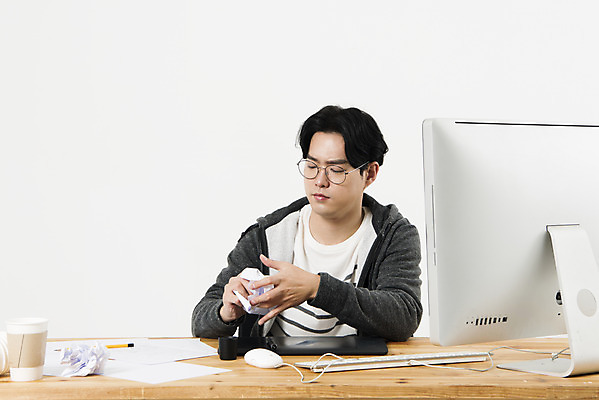 포토 JPG 스튜디오촬영 남자 종이 실내 한명 누끼 앉기 상반신 20대 성인 앞모습 컴퓨터 자료 한국인 작업실 만화 고민 흰배경 구김 만화가 심각 성인남자한명만 국내포토 직업 1 감정 뷰포인트 백그라운드 컨셉 모션 사람 동양인 청년 내부 전자제품 흰색 남자한명만 성인남자만 파일형식