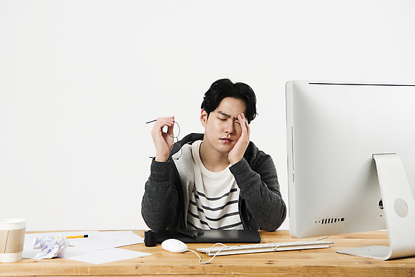 포토 JPG 스튜디오촬영 남자 실내 한명 누끼 앉기 상반신 20대 성인 앞모습 컴퓨터 한국인 작업실 찡그림 만화 고민 괴로움 흰배경 만화가 심각 성인남자한명만 국내포토 직업 1 감정 뷰포인트 백그라운드 컨셉 모션 표정 사람 동양인 청년 내부 전자제품 흰색 남자한명만 성인남자만 파일형식