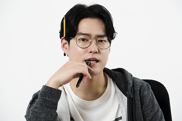 포토 JPG 스튜디오촬영 남자 생각 실내 한명 들기 누끼 앉기 상반신 20대 성인 앞모습 연필 한국인 작업실 만화 고민 흰배경 만화가 성인남자한명만 국내포토 직업 1 감정 뷰포인트 백그라운드 모션 학용품 사람 동양인 청년 내부 필기구 흰색 남자한명만 성인남자만 파일형식