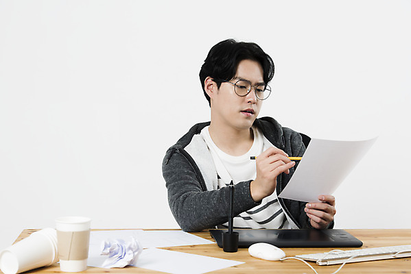 포토 JPG 스튜디오촬영 응시 남자 종이 생각 실내 한명 들기 누끼 앉기 상반신 20대 성인 앞모습 연필 한국인 작업실 만화 고민 흰배경 만화가 심각 성인남자한명만 국내포토 직업 1 시선 감정 뷰포인트 백그라운드 컨셉 모션 학용품 사람 동양인 청년 내부 필기구 흰색 남자한명만 성인남자만 파일형식