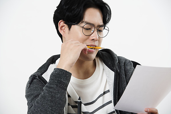 포토 JPG 스튜디오촬영 남자 생각 실내 한명 들기 누끼 앉기 상반신 20대 성인 앞모습 연필 한국인 작업실 물기 만화 고민 흰배경 만화가 심각 성인남자한명만 국내포토 직업 1 감정 뷰포인트 백그라운드 컨셉 모션 학용품 사람 동양인 청년 내부 필기구 흰색 남자한명만 성인남자만 파일형식