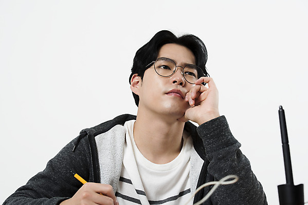 포토 JPG 스튜디오촬영 응시 남자 생각 실내 한명 누끼 앉기 상반신 20대 성인 앞모습 연필 턱괴기 한국인 작업실 만화 고민 흰배경 만화가 성인남자한명만 국내포토 직업 1 시선 감정 뷰포인트 백그라운드 모션 학용품 사람 동양인 청년 내부 필기구 흰색 남자한명만 성인남자만 파일형식