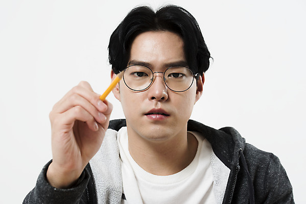 포토 JPG 스튜디오촬영 응시 남자 실내 한명 들기 누끼 앉기 상반신 20대 성인 앞모습 연필 한국인 그리기 작업실 만화 집중 흰배경 만화가 성인남자한명만 국내포토 직업 1 시선 뷰포인트 백그라운드 컨셉 모션 학용품 사람 동양인 청년 내부 필기구 흰색 남자한명만 성인남자만 파일형식