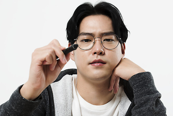 포토 JPG 스튜디오촬영 응시 남자 실내 한명 들기 누끼 앉기 상반신 20대 성인 앞모습 턱괴기 한국인 그리기 작업실 만화 집중 흰배경 만화가 성인남자한명만 국내포토 직업 1 시선 뷰포인트 백그라운드 컨셉 모션 사람 동양인 청년 내부 흰색 남자한명만 성인남자만 파일형식