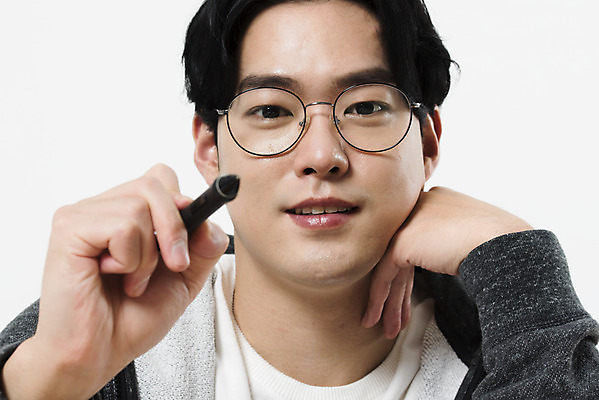 포토 JPG 스튜디오촬영 응시 남자 실내 한명 들기 누끼 앉기 근접촬영 상반신 20대 성인 앞모습 턱괴기 한국인 그리기 작업실 만화 집중 흰배경 만화가 성인남자한명만 국내포토 직업 1 시선 뷰포인트 백그라운드 컨셉 모션 사람 동양인 청년 내부 흰색 남자한명만 성인남자만 파일형식