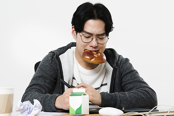 포토 JPG 스튜디오촬영 남자 빵 실내 한명 누끼 앉기 상반신 20대 성인 앞모습 식사 한국인 우유 작업 그리기 작업실 만화 흰배경 만화가 성인남자한명만 국내포토 직업 1 음식 뷰포인트 백그라운드 모션 유제품 사람 동양인 청년 내부 흰색 남자한명만 성인남자만 파일형식