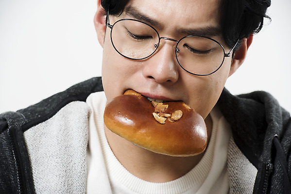 포토 JPG 스튜디오촬영 남자 빵 실내 한명 누끼 앉기 근접촬영 상반신 20대 성인 앞모습 식사 한국인 작업 작업실 물기 흰배경 만화가 성인남자한명만 국내포토 직업 1 음식 뷰포인트 백그라운드 모션 사람 동양인 청년 내부 흰색 남자한명만 성인남자만 파일형식