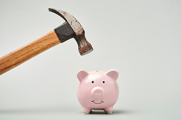 포토 JPG 스튜디오촬영 실내 사람없음 금융 저축 돼지저금통 흰색 망치 오브젝트 흰배경 낭비 과소비 깨짐 적금 금융의날 국내포토 컬러 백그라운드 컨셉 내부 경제 저금통 공구 소비 파일형식 법정기념일