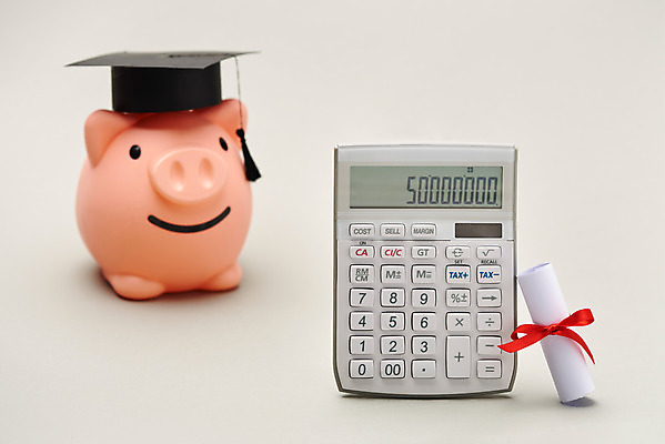 포토 JPG 스튜디오촬영 학사모 실내 사람없음 금융 저축 돼지저금통 계산기 흰색 졸업장 오브젝트 흰배경 종료 대출 등록금 서류통 학비 장학금 금융의날 국내포토 모자_잡화 컬러 백그라운드 졸업 문구용품 내부 경제 사무용품 장비 저금통 파일형식 법정기념일 비용 지원금