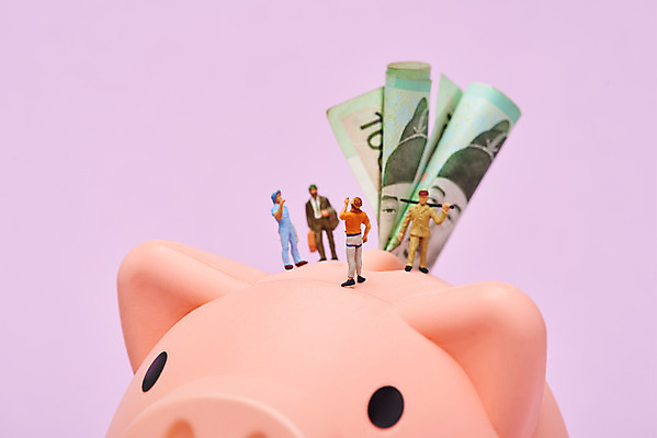 포토 JPG 스튜디오촬영 지폐 돈 실내 대화 사람없음 금융 미니어처 모임 저축 돼지저금통 만원 오브젝트 낭비 과소비 보라색배경 적금 금융의날 국내포토 백그라운드 컨셉 말하기 내부 경제 모형 보라색 저금통 재산 소비 파일형식 법정기념일