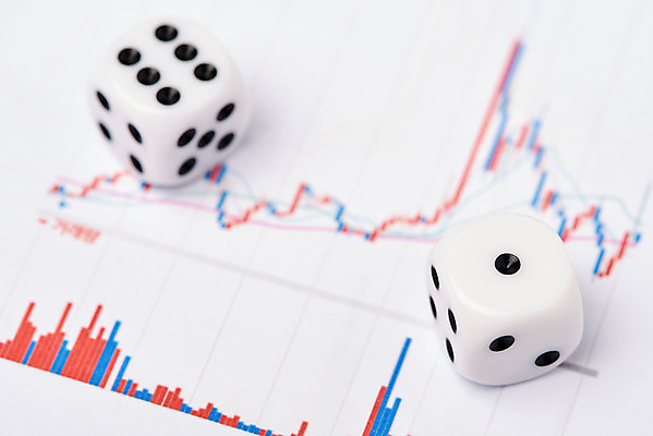 포토 JPG 스튜디오촬영 그래프 실내 사람없음 금융 하이앵글 저축 두개 흰색 재테크 오브젝트 주사위 투자 적금 금융의날 국내포토 뷰포인트 컬러 2 비즈니스 내부 경제 파일형식 법정기념일