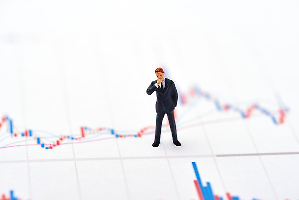 포토 JPG 스튜디오촬영 비즈니스 그래프 실내 사람없음 금융 미니어처 저축 흰색 재테크 오브젝트 고민 투자 금융비즈니스 낭비 과소비 개선 금융의날 국내포토 감정 컬러 컨셉 내부 경제 모형 소비 파일형식 법정기념일