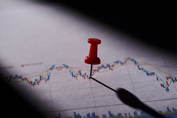 포토 JPG 스튜디오촬영 그래프 실내 그림자 사람없음 아웃포커스 금융 어둠 저축 압정 계획 재테크 오브젝트 투자 적금 금융의날 국내포토 컨셉 비즈니스 촬영기법 내부 경제 사무용품 파일형식 법정기념일