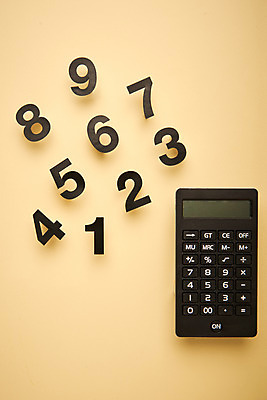 포토 JPG 스튜디오촬영 실내 사람없음 금융 하이앵글 숫자 저축 계산기 계산 재테크 오브젝트 투자 낭비 과소비 개선 노란배경 플랫레이 금융의날 국내포토 문자 뷰포인트 백그라운드 컨셉 비즈니스 문구용품 내부 경제 노란색 장비 플랫 소비 파일형식 법정기념일