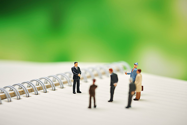 포토 JPG 스튜디오촬영 비즈니스 회의 실내 대화 사람없음 아웃포커스 초록색 금융 공책 미니어처 모임 재테크 오브젝트 투자 금융비즈니스 개선 국내포토 컬러 문구용품 촬영기법 말하기 내부 경제 모형 파일형식