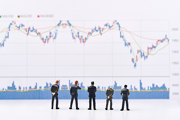 포토 JPG 스튜디오촬영 생각 비즈니스 그래프 실내 대화 사람없음 금융 미니어처 저축 재테크 오브젝트 고민 투자 금융비즈니스 낭비 개선 적금 펀드 금융의날 국내포토 감정 컨셉 말하기 내부 경제 모형 파일형식 법정기념일