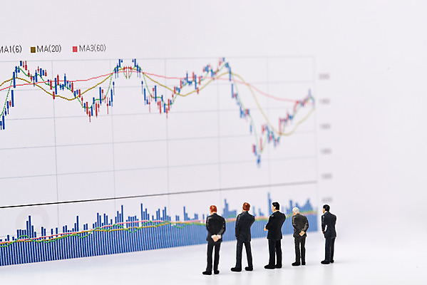 포토 JPG 스튜디오촬영 생각 비즈니스 그래프 실내 대화 사람없음 금융 미니어처 저축 재테크 오브젝트 고민 투자 금융비즈니스 낭비 개선 적금 펀드 금융의날 국내포토 감정 컨셉 말하기 내부 경제 모형 파일형식 법정기념일