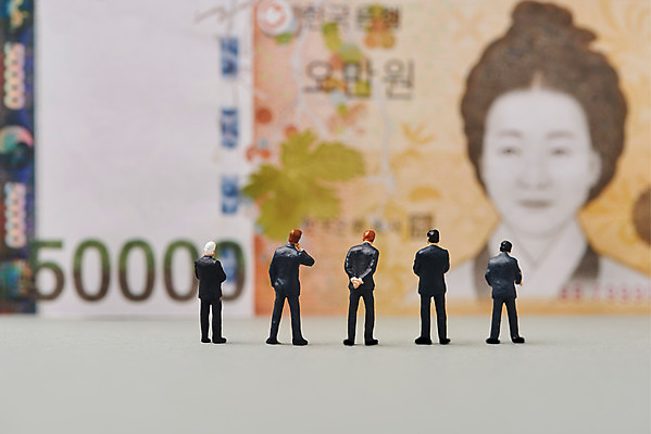 포토 감정 지폐 돈 비즈니스 촬영기법 실내 말하기 내부 금융 경제 모형 재산 파일형식 오만원 JPG 스튜디오촬영 사람없음 오브젝트 미니어처 금융비즈니스 개선 투자 대화 고민 아웃포커스 재테크 국내포토