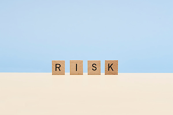 포토 JPG 스튜디오촬영 영어 하늘색 실내 사람없음 금융 단어 블록 저축 위험 오브젝트 투자 개선 방법 해답 나무블록 국내포토 문자 컨셉 비즈니스 내부 목재 경제 파란색 파일형식