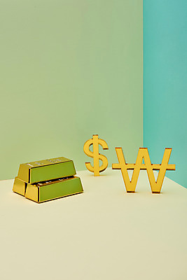 포토 JPG 스튜디오촬영 실내 사람없음 금융 쌓기 달러 저축 원화 재테크 오브젝트 투자 금괴 낭비 적금 초록배경 국내포토 백그라운드 컨셉 돈 비즈니스 모션 내부 초록색 경제 황금 파일형식