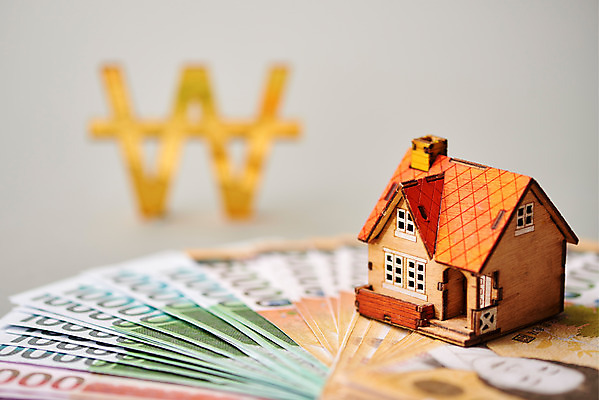 포토 백그라운드 컨셉 돈 비즈니스 촬영기법 실내 내부 건물 금융 경제 흰색 재산 파일형식 법정기념일 부동산 주택 JPG 스튜디오촬영 사람없음 오브젝트 낭비 적금 저축 재테크 투자 원화 아웃포커스 지폐 흰배경 금융의날 국내포토