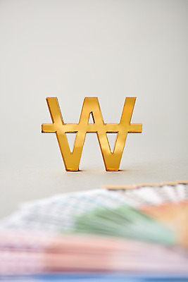 포토 백그라운드 컨셉 돈 비즈니스 촬영기법 실내 내부 금융 경제 흰색 재산 파일형식 법정기념일 JPG 스튜디오촬영 사람없음 오브젝트 낭비 적금 저축 재테크 투자 원화 아웃포커스 지폐 흰배경 금융의날 국내포토