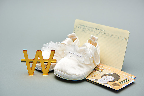 포토 JPG 스튜디오촬영 실내 사람없음 금융 저축 원화 재테크 오브젝트 흰배경 통장 투자 아기신발 오만원 낭비 육아비용 적금 금융의날 국내포토 백그라운드 신발 컨셉 지폐 돈 비즈니스 내부 경제 아기용품 육아 흰색 파일형식 법정기념일