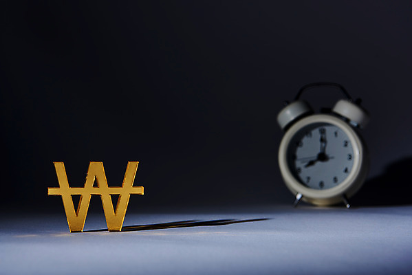 포토 시계 백그라운드 컨셉 돈 비즈니스 실내 내부 금융 경제 검은색 알람 파일형식 법정기념일 어둠 검은배경 자명종 JPG 스튜디오촬영 사람없음 오브젝트 낭비 적금 저축 재테크 투자 원화 금융의날 국내포토