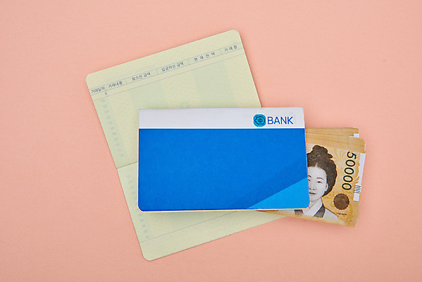 포토 뷰포인트 분홍색 백그라운드 컨셉 지폐 돈 비즈니스 실내 내부 금융 경제 재산 플랫 파일형식 법정기념일 분홍색배경 오만원 통장 JPG 스튜디오촬영 사람없음 오브젝트 플랫레이 하이앵글 낭비 적금 저축 재테크 투자 금융의날 국내포토