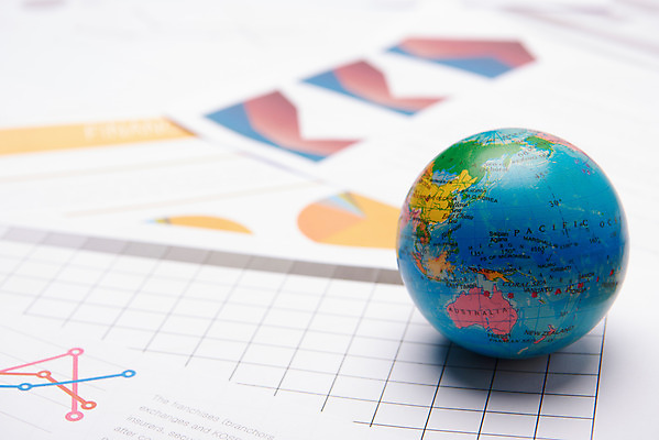 포토 컨셉 비즈니스 실내 내부 금융 경제 글로벌 파일형식 법정기념일 글로벌비즈니스 문서 그래프 지구본 JPG 스튜디오촬영 사람없음 오브젝트 낭비 적금 저축 재테크 투자 금융의날 국내포토