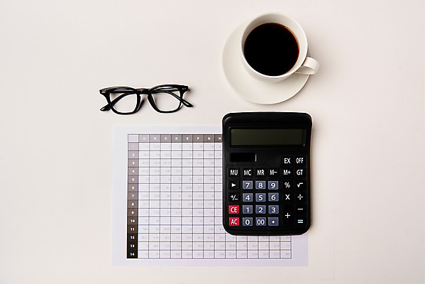 포토 JPG 스튜디오촬영 안경 커피 비즈니스 실내 사람없음 금융 하이앵글 저축 계산기 계산 재테크 오브젝트 투자 낭비 과소비 개선 플랫레이 금융의날 국내포토 잡화 음료 뷰포인트 컨셉 문구용품 내부 경제 장비 플랫 소비 파일형식 법정기념일