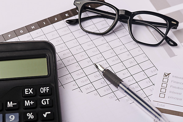 포토 JPG 스튜디오촬영 안경 비즈니스 실내 사람없음 금융 하이앵글 만년필 자료 저축 계산기 계산 재테크 오브젝트 투자 회계 낭비 과소비 개선 체크리스트 플랫레이 금융의날 국내포토 잡화 뷰포인트 컨셉 문구용품 내부 경제 펜 장비 플랫 소비 파일형식 법정기념일