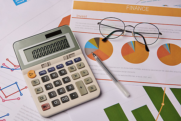 포토 잡화 뷰포인트 컨셉 비즈니스 문구용품 실내 내부 금융 경제 펜 장비 플랫 소비 파일형식 법정기념일 문서 안경 볼펜 그래프 자료 JPG 스튜디오촬영 사람없음 오브젝트 계산기 투자 계산 개선 낭비 과소비 저축 플랫레이 하이앵글 재테크 금융의날 국내포토