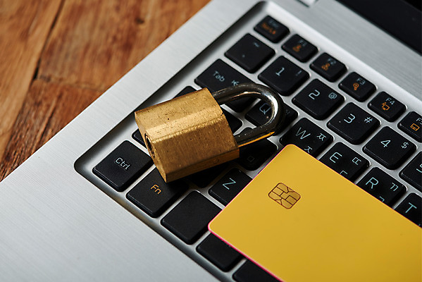 포토 뷰포인트 컨셉 비즈니스 실내 안전 내부 금융 경제 전자제품 플랫 파일형식 신용카드 JPG 스튜디오촬영 사람없음 오브젝트 플랫레이 하이앵글 낭비 적금 저축 재테크 투자 보안 노트북 자물쇠 국내포토