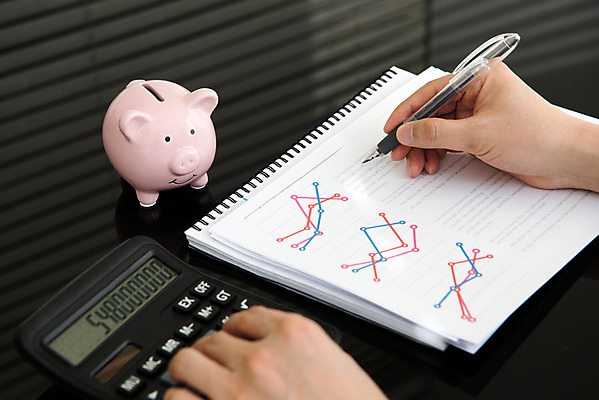 포토 JPG 스튜디오촬영 비즈니스 그래프 실내 들기 신체부위 금융 볼펜 저축 계산기 양손 계산 재테크 회의실 오브젝트 문서 투자 금융비즈니스 낭비 과소비 개선 금융의날 국내포토 손 컨셉 모션 문구용품 사람 내부 경제 펜 장비 소비 파일형식 법정기념일