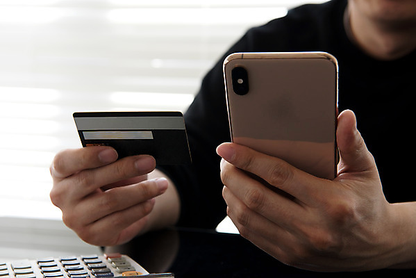 포토 손 컨셉 비즈니스 모션 모바일 문구용품 실내 사람 내부 금융 경제 핸드폰 스마트기기 장비 온라인쇼핑 파일형식 법정기념일 핀테크 모바일쇼핑 스마트폰 들기 계산기 신용카드 JPG 스튜디오촬영 오브젝트 양손 신체부위 낭비 적금 저축 재테크 투자 금융의날 국내포토